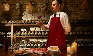 Interno di un ristorante tipico a parma con prosciutti salumi e vini