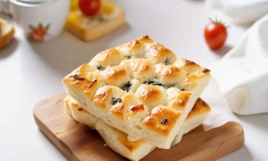 Immagine focaccia genovese con rosmarino e pomodori